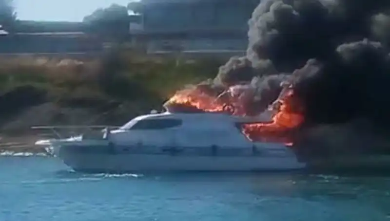 Çeşme Marinası'nda Motoryat Yangını: Yangının Nedeni ve Etkileri