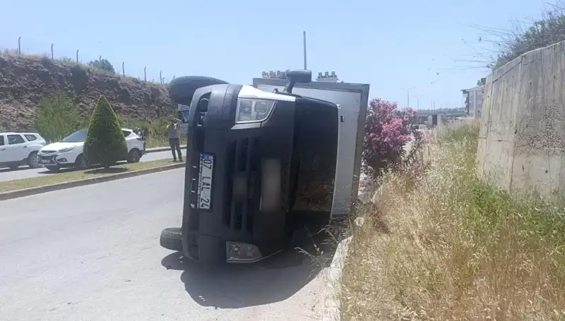 Hafif Ticari Araç Kamyoneti Devrildi, Kaza Anı Kamerada