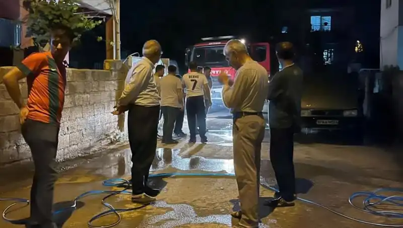 Park Halindeki Araçta Sebebi Belirsiz Yangın Panik Yarattı
