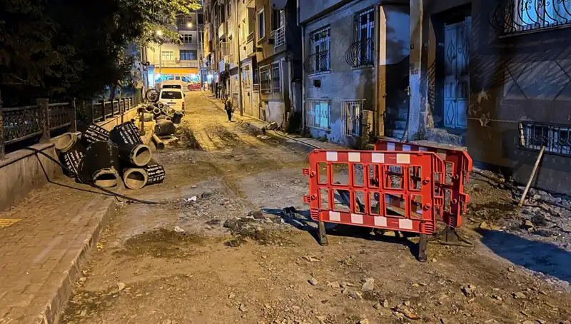 Bayrampaşa'da Altyapı Çalışmasında Şok: Rögar Kapağı Patladı!
