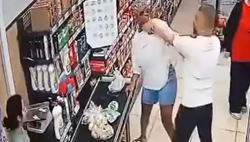 Markette Korkutan Anlar: Çocuğunun Önünde Kadına Saldıran Baba
