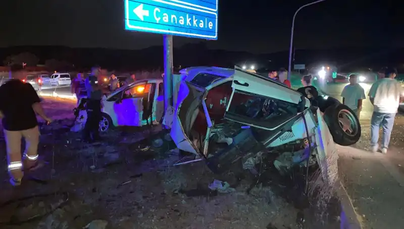 Çanakkale'de Korkutan Kaza: İki Otomobil Çarpıştı, Yaralılar Hastaneye Sevk Edildi