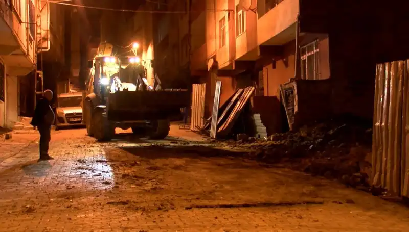Bağcılar'da Yana Yana Eğilen Bina Boşaltıldı: Tehlike Arttı mı?
