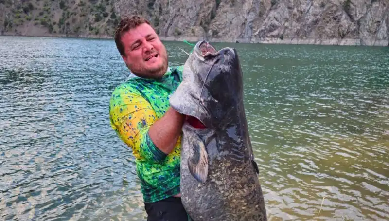Amatör Balıkçılar Baraj Gölünde Rekor Kıran 100 Kilo Balık Yakaladı!
