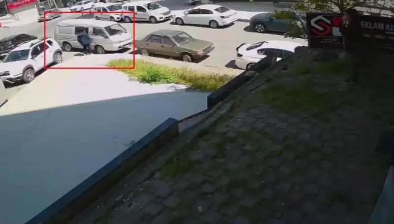 Aracını Çalmak İsterken Suçüstü Yakalanan Hırsızın Dramı