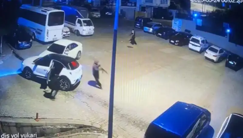 Kağıthane'de Kalaşnikovlu Saldırı: Maskeli Çeteden Dehşet Verici Olay
