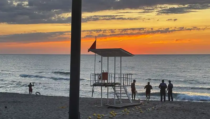 İnkumu’nda Deniz Akıntısı Paniği! Plajlar Boşaldı, Tatilciler Endişeli