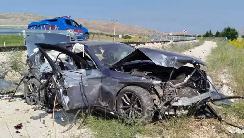 Sivas’ta İki Ayrı Trafik Kazası: 9 Kişi Yaralandı, Olay Yerinden Detaylar