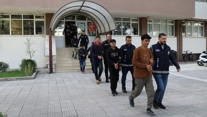 Edirne ve Kırklareli'nde Kaçak Göçmen Operasyonu: Eş Zamanlı Baskınlar Gerçekleşti