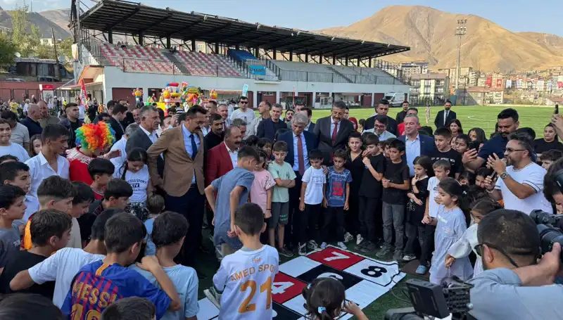 Hakkari'de Renkli Görüntülerle Anadolu Şenliği Coşkuyla Başladı