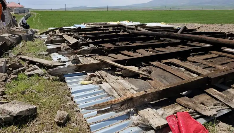 Bitlis’i Vuran Fırtına: Şehirde Çatılar Uçtu, Hayat Durma Noktasına Geldi!