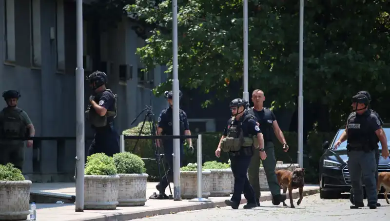 Kosova Meclisi'nde Bomba İhbarı Panik Yarattı