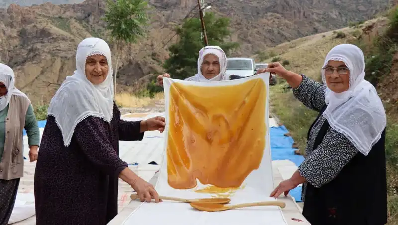 Yaz Aylarında Güneşin Altında Kurutulan Besleyici Unlu İkramlar
