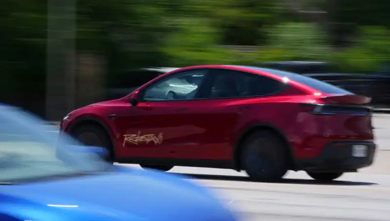 Musk'ın Robotaxi Hayalleri Suya Düştü: Hız Sınırı ve Şerit İhlali!