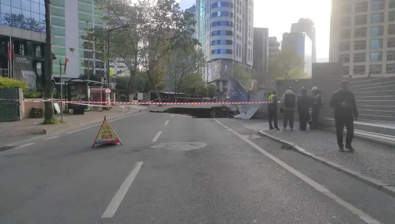 Sarıyer'de Ani Yol Çökmesi: Caddede Trafik Mola Verdi!