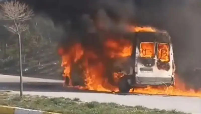 Havalimanı Servis Aracı Çıkan Yangında Tamamen Yandı!