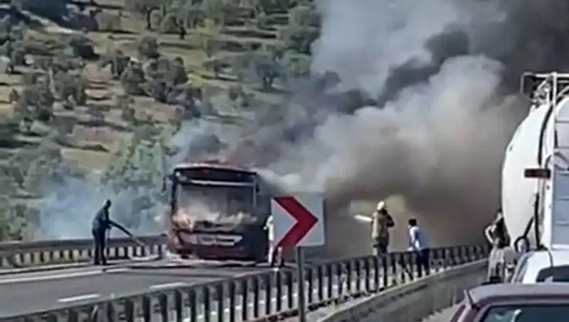 İzmir'de Sıcak Gelişme: Belediye Otobüsü Kısa Sürede Alev Alev Yandı