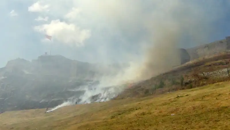 Kars Kalesi’nin Eteklerinde Patlak Veren Anız Yangını Paniğe Neden Oldu