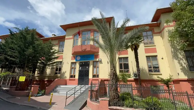 Depremde Hasar Gören Dört Okul Güvenlik Nedeniyle Boşaltıldı