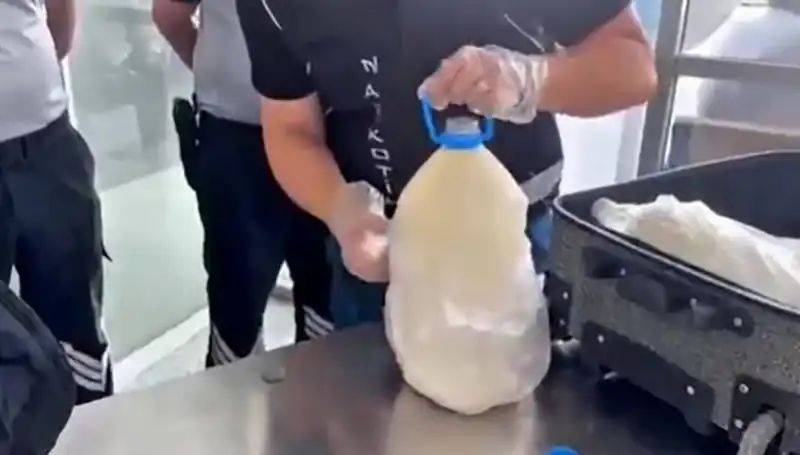 Havalimanında Süt Şişesi İçinde Uyuşturucu Operasyonu: 12 Kilo 800 Gram Ele Geçirildi