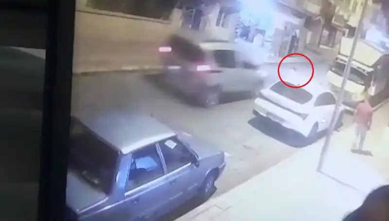 Yola Fırlayan Çocuğa Hafif Ticari Araç Çarptı: Güvenlik Önlemleri Zayıf mı?