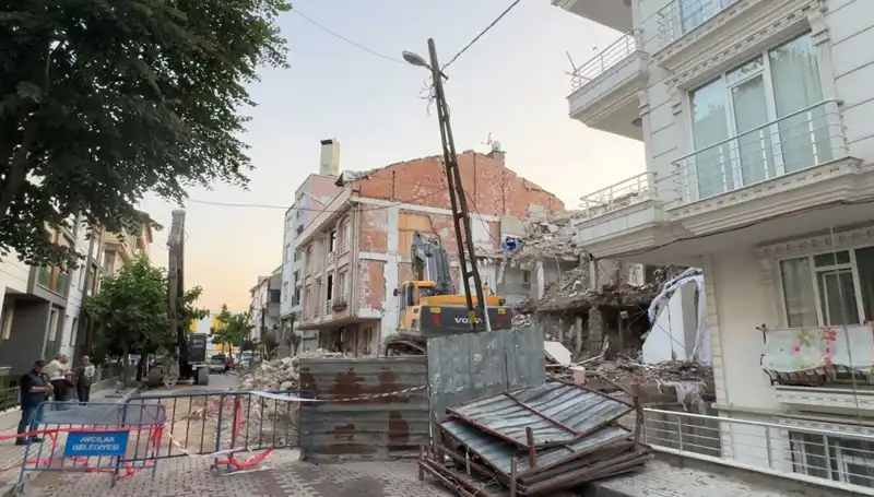 Yıkım Sırasında Koptu: İki Sokakta Elektrik Kesintisi Yaşandı!