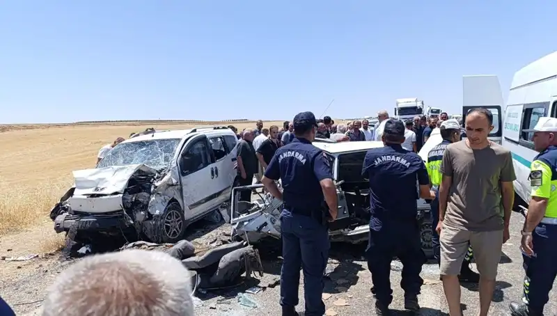 Otomobil ve Hafif Ticari Araç Çarpışması: 4 Kişi Hayatını Kaybetti, 1 Yaralı