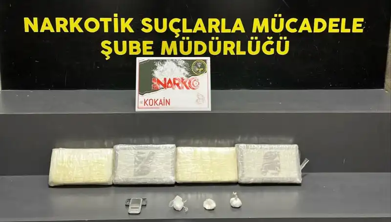 İzmir'de Uyuşturucu Operasyonu: 25 Kilo Narkotik Ele Geçirildi