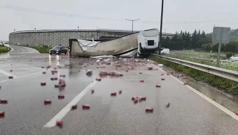 TIR Kazasının Ardından Yola Saçılan İçkiler Sokağa Taşındı
