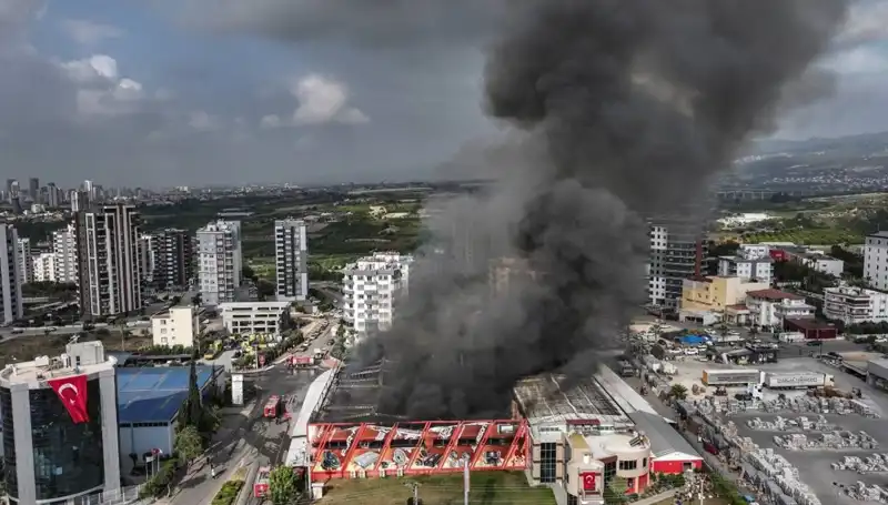 Mersin'de Fabrika Yangını: TOMA ve İtfaiye Ekibi Şehirde Paniğe Neden Oldu