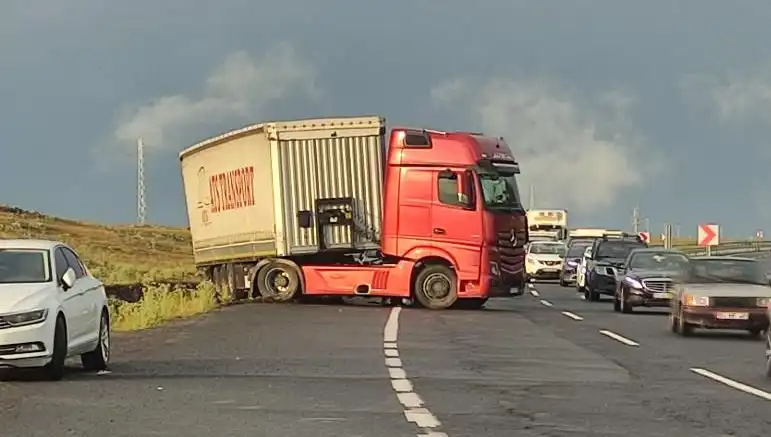 TIR Kaydı Yüzünden Yol Kapandı: Uzun Araç Kuyrukları Sorun Oluyor