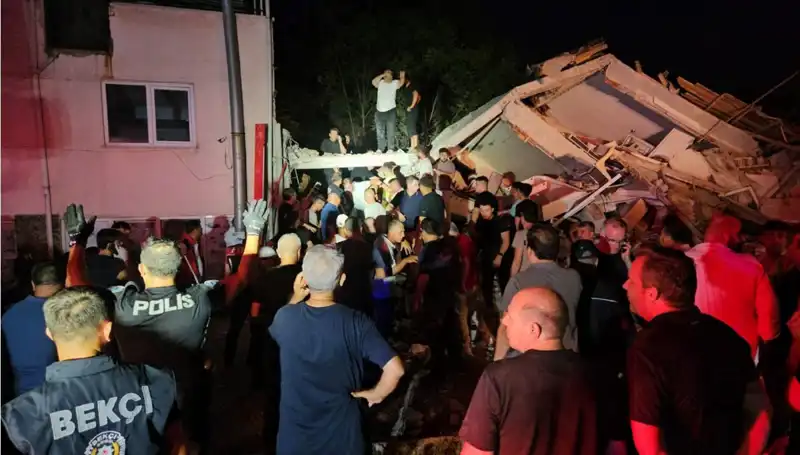 Balıkesir Sındırgı'da 6,1 Büyüklüğünde Deprem: Hayatını Kaybedenler ve Yaralılar