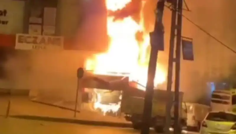 Başakşehir'deki İş Merkezinde Patlayan Yangın, İstanbul'u Korkuttu!