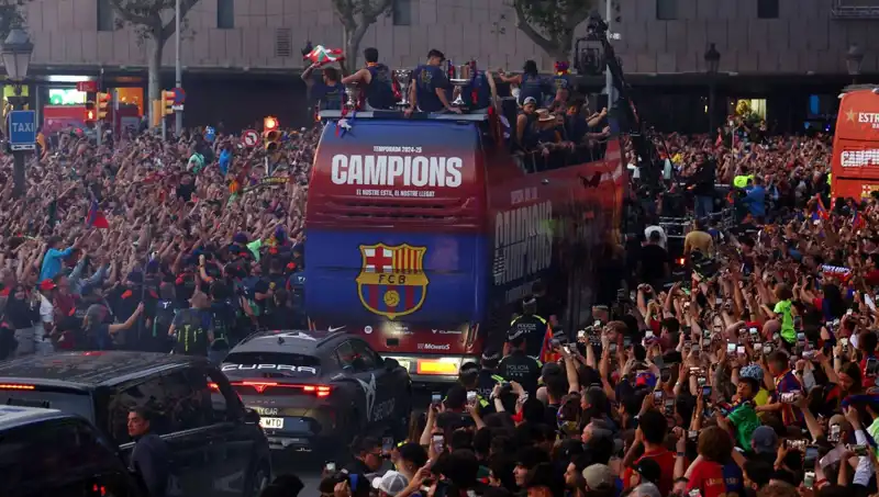 Barcelona Futbolcuları, Taraftarlarıyla Duygusal Bir Buluşma Gerçekleştirdi